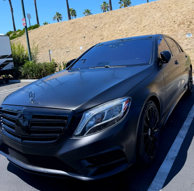 The same Mercedes after washing and decontamination, the finish even and clean.